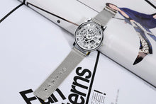 Montre cadrant argenté transparent